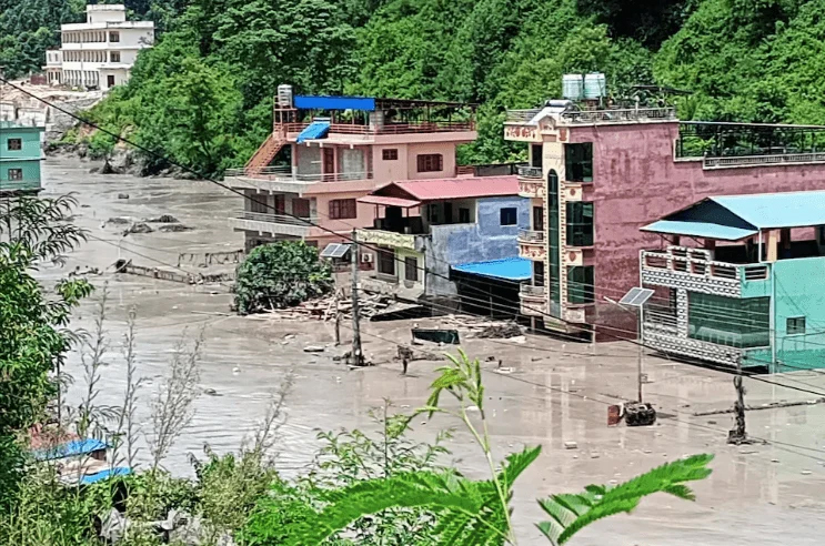 Gần 400 du khách mất tích trong trận lũ tại miền Bắc Nepal

